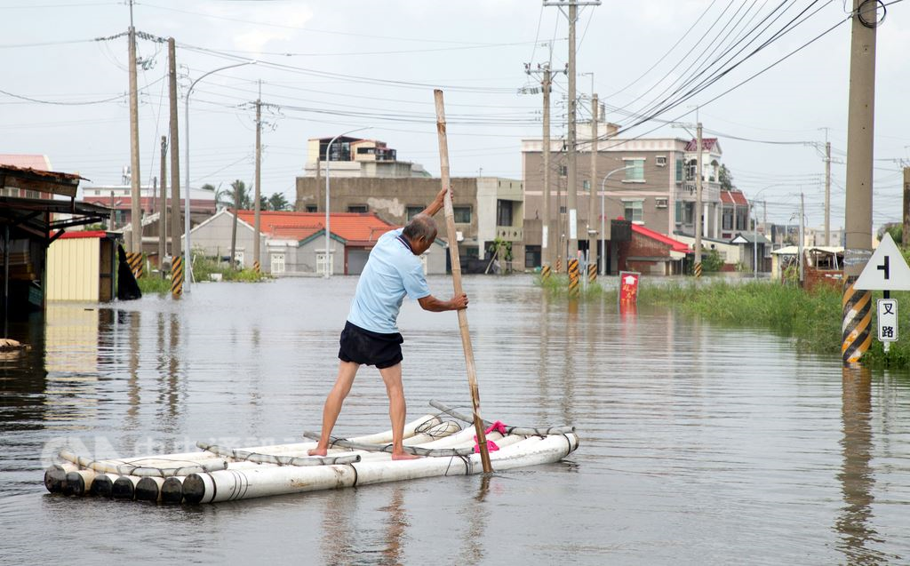 中央氣象局19日表示,對於可能致災的熱帶性低氣壓,風雨預報更新時距將縮為3小時。圖為8月23日豪雨淹水成災,嘉義低窪地區民眾外出需靠竹筏。(中央社檔案照片)