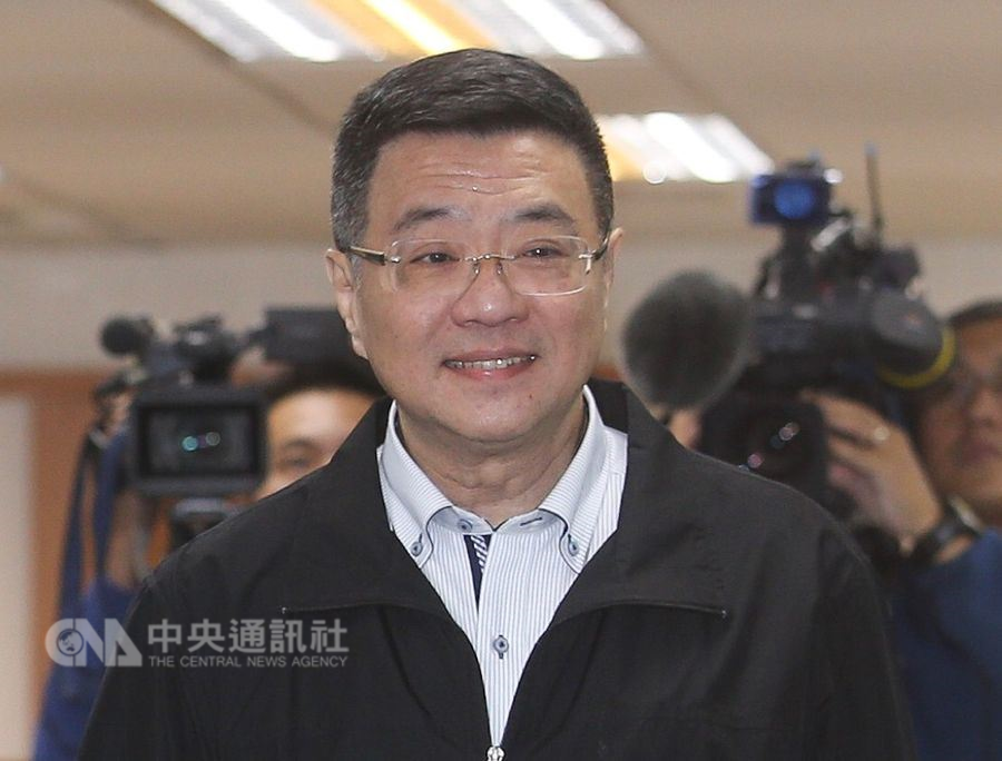 行政院秘書長卓榮泰(前)19日表示,假新聞造成社會不安,行政部門會跨部會因應慎防。(中央社檔案照片)