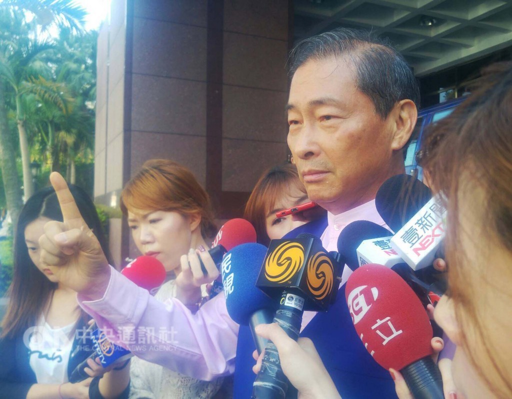 中華統一促進黨總裁張安樂(右)被控涉嫌違反政治獻金法案,20日到台北地檢署出庭。中央社記者施宗暉攝 107年9月20日
