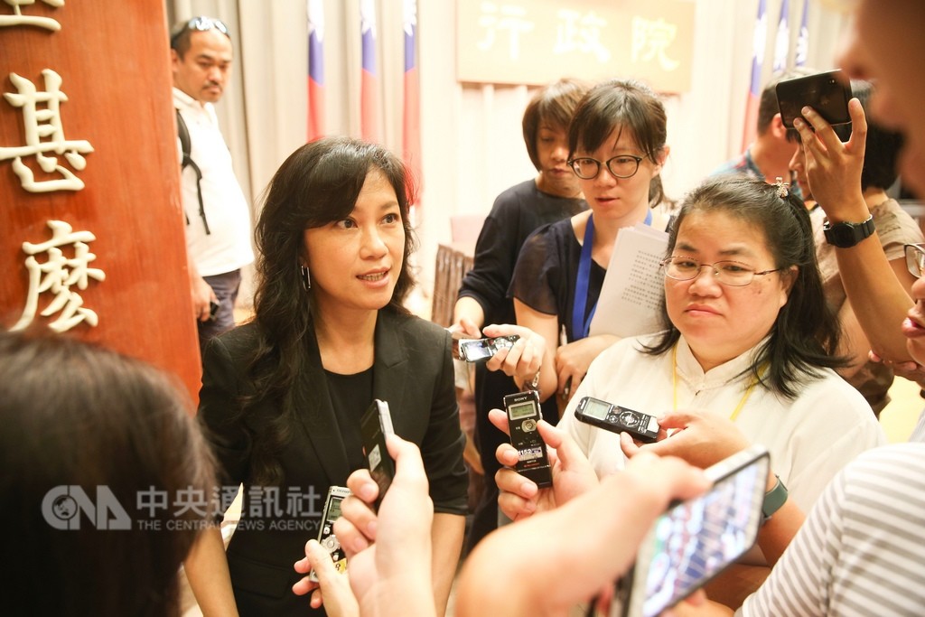假新聞、假消息成為近來各界關注議題,Kolas Yotaka(谷辣斯.尤達卡)(前左)20日上午出席行政院院會後記者會受訪時表示,假新聞很難在法律上給予明確定義,並藉此進行管制;政府未來可以繼續做的,就是第一時間把誤解政府政策的報導、觀點或評論趕快進行澄清。中央社記者謝佳璋攝 107年9月20日