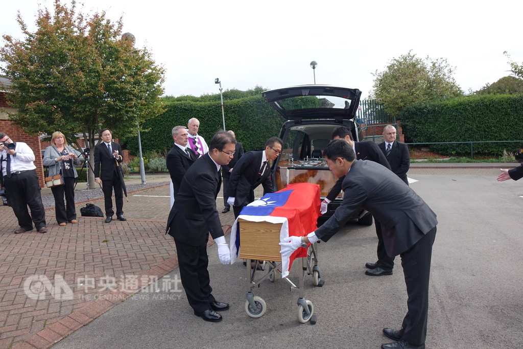 二戰仁安羌戰役獲國軍解救英國老兵費茲派翠克的葬禮20日在英國里茲舉行,4名國防部在英進修軍官以中華民國國旗覆棺,替他完成遺願。中央社記者戴雅真里茲攝107年9月21日