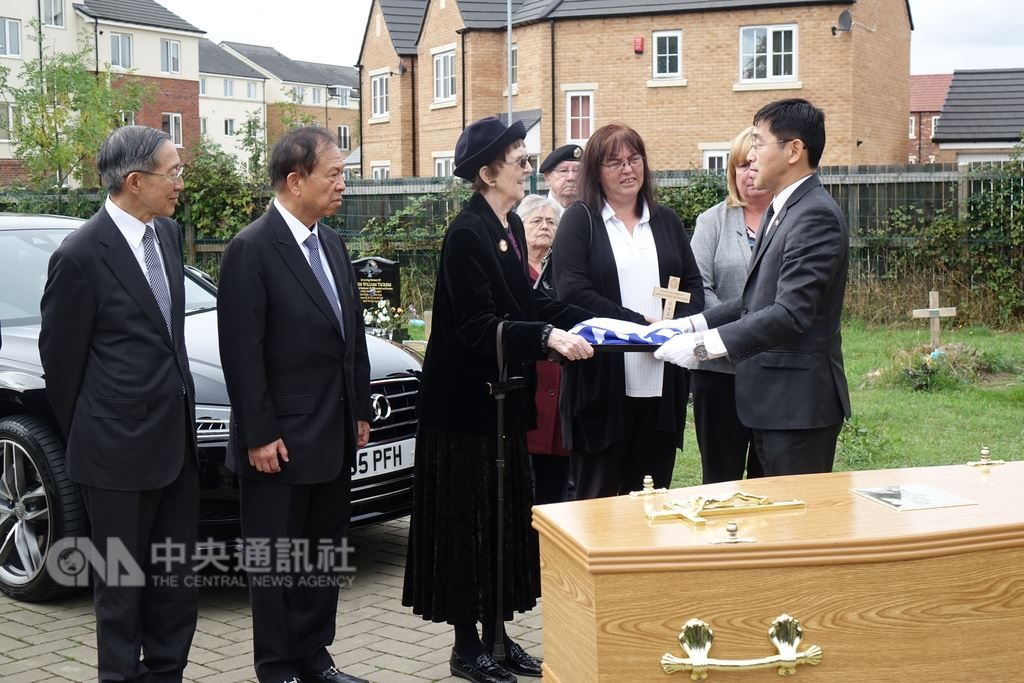 英國老兵費茲派翠克葬禮20日在英國里茲舉行,完成他以中華民國國旗覆棺的遺願後,國旗交給遺孀。中央社記者戴雅真里茲攝107年9月21日