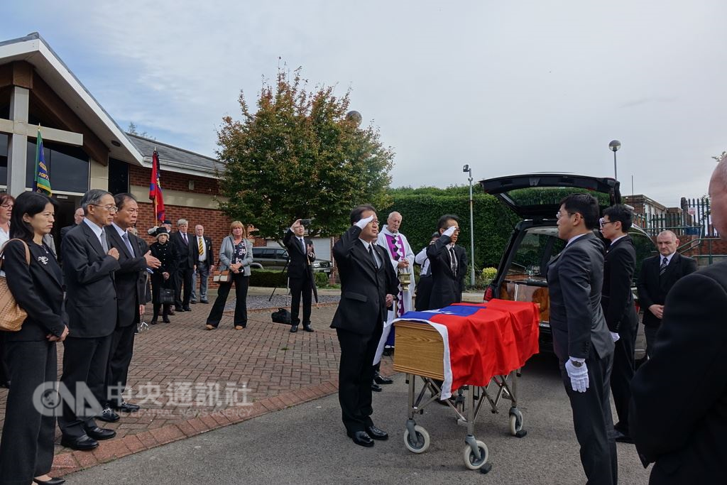 英國老兵費茲派翠克葬禮20日在英國里茲舉行,4名國防部在英進修軍官以中華民國國旗覆棺。劉偉民(左3)與駐英代表林永樂(左2)到場致意。中央社記者戴雅真里茲攝107年9月21日