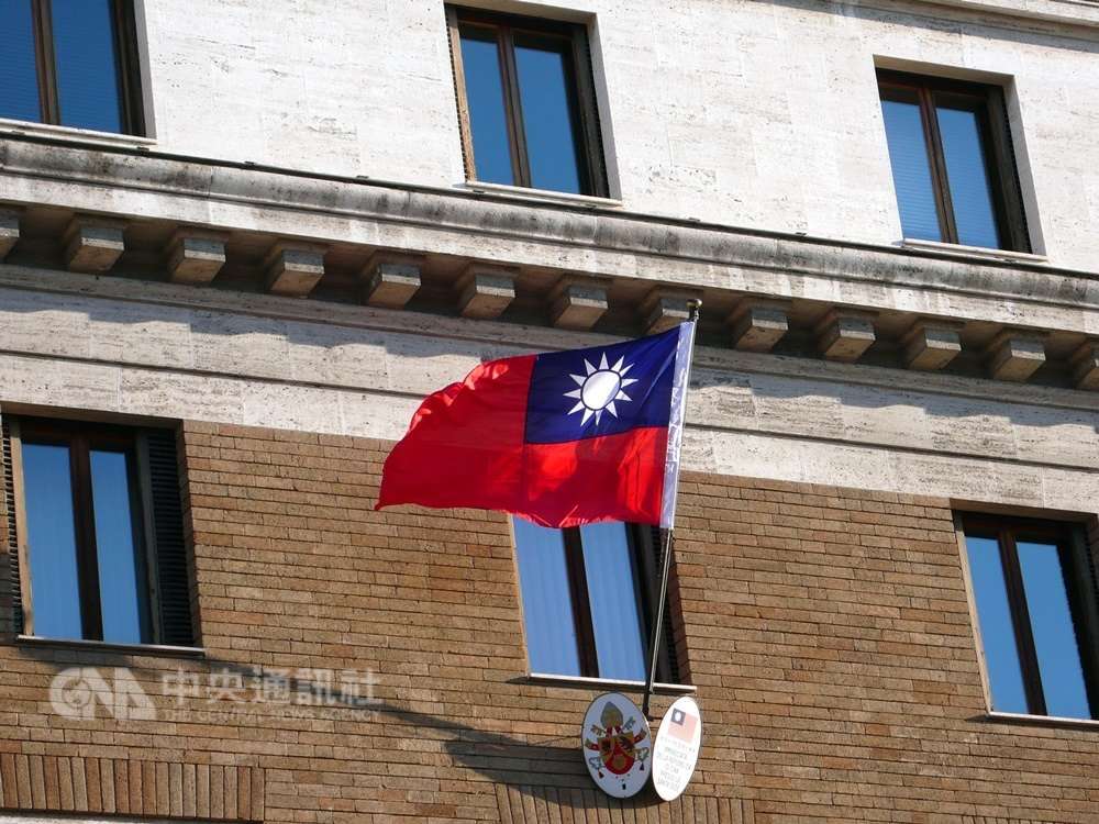 教廷表示,和中國簽署的協議將僅限於主教任命,在外交仍上承認台灣。圖為中華民國駐教廷大使館正門前的青天白日滿地紅國旗。(中央社檔案照片)