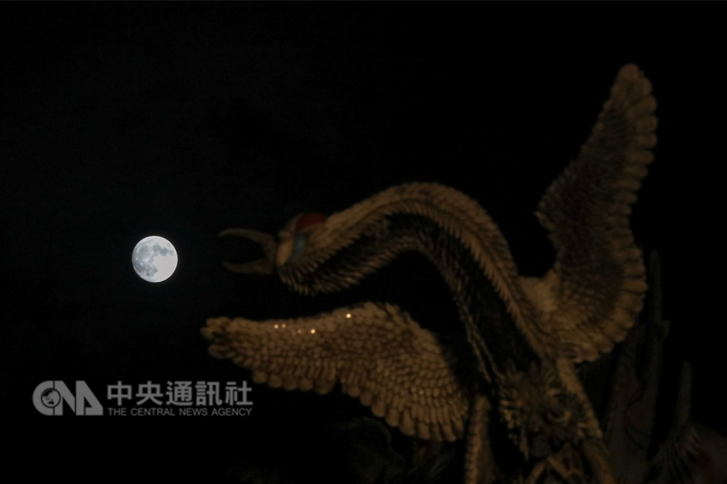 中央氣象局12日最新預測,13日起有3天中秋節連續假期,頭兩天全台好天氣,且各地賞月機會都很大。(中央社檔案照片)