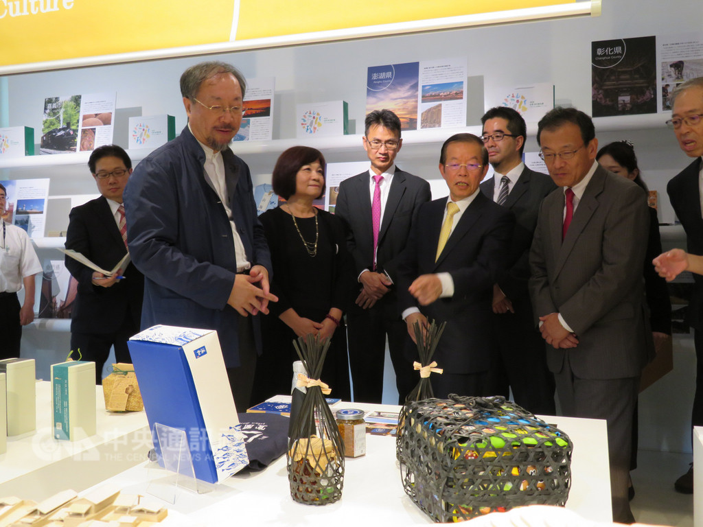 國發會在東京辦的「設計翻轉地方創生」計畫國際展22日登場,是以「花、果物、竹、茶、海洋、戰地原民、文化」等8個具台灣特色的要素策展。中央社記者楊明珠東京攝 107年9月22日