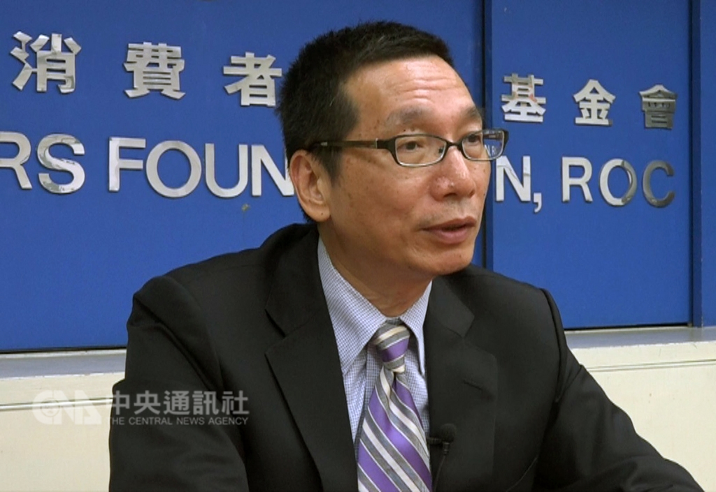 消費者文教基金會董事長游開雄表示,有民眾透過臉書直播購買電腦,卻沒收到正確商品,回頭找直播主才發現,在臉書無實名制的情況下,根本找不到賣家。中央社記者黃大維攝 107年9月23日
