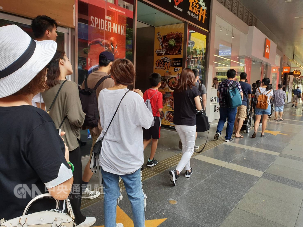 台灣的排隊文化遍及各行各業,專家認為,重新審視搶排隊、上網吃到飽的迷思,是消費者教育的當務之急。中央社記者江明晏攝107年9月24日