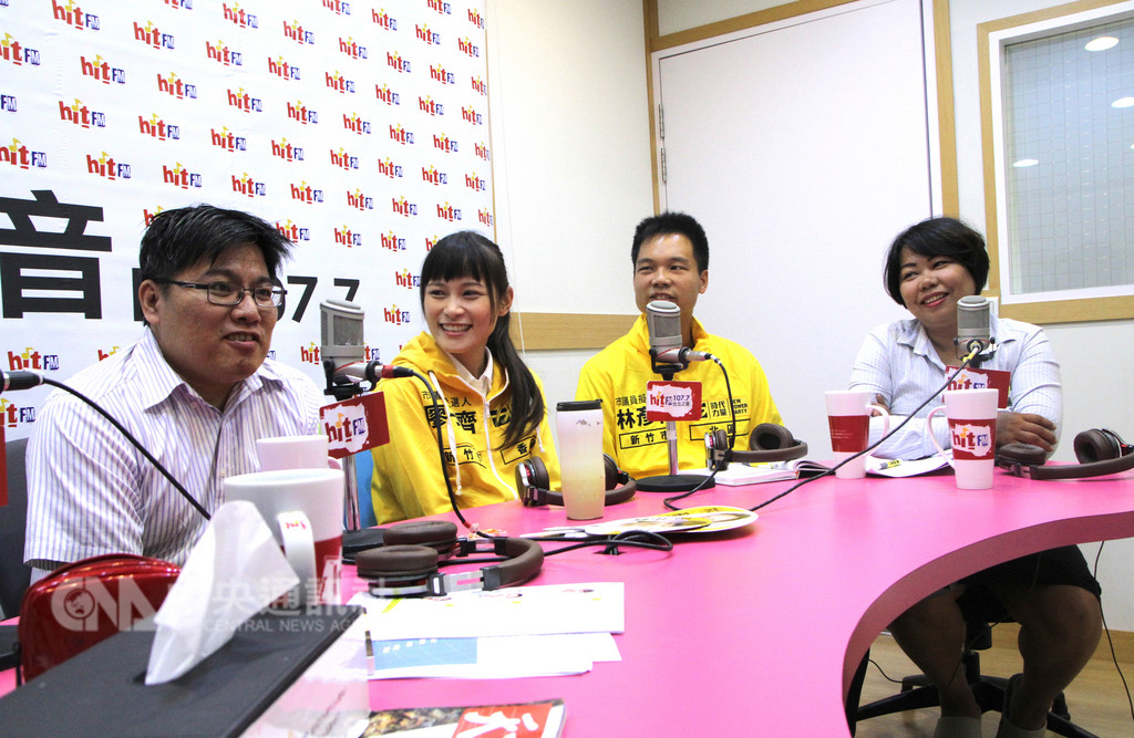 時代力量新竹黨部主委邱顯智(左起)26日偕新竹市議員參選人廖子齊、林彥甫及新竹縣議員參選人連郁婷上廣播節目,邱顯智表示,選舉重點在於理念價值的實踐,與找誰站台無關。(Hit Fm聯播網提供)中央社記者管瑞平傳真 107年9月26日