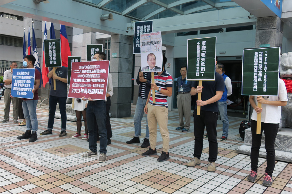 不滿藍委日前赴促轉會張貼「東廠」字樣,數個政治受難者團體27日前往國民黨抗議,國民黨也動員數名黨工,手舉「找東廠請至促轉會、鬥爭製造衝突、仇恨撕裂社會」等標語,雙方在中央黨部外對峙。中央社記者李淑華攝 107年9月27日
