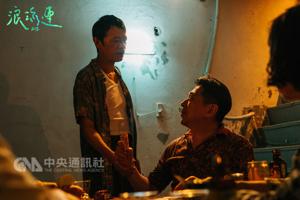 樂團「茄子蛋」近期推出新台語單曲「浪流連」MV,找來資深演員高捷(右)與金馬最佳男配角的吳朋奉(左)尬戲。(Legacy提供)中央社記者江佩凌傳真 107年9月28日