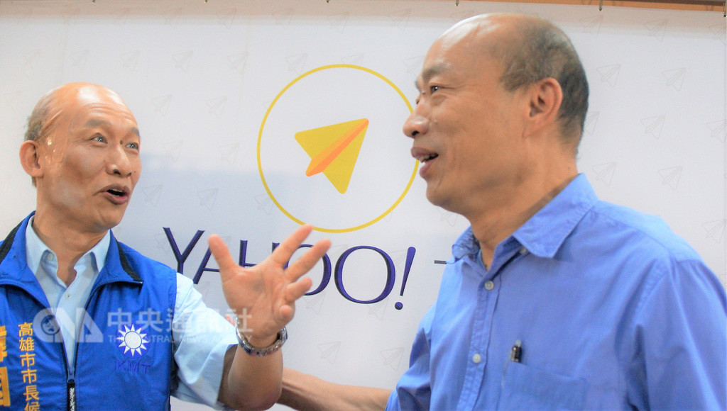 國民黨高雄市長參選人韓國瑜(右)28日參加直播節目「YahooTV市長進行式」,藝人郭子乾(左)扮演韓國瑜,兩人在節目中一搭一唱,「笑」果十足。中央社記者程啟峰高雄攝 107年9月28日