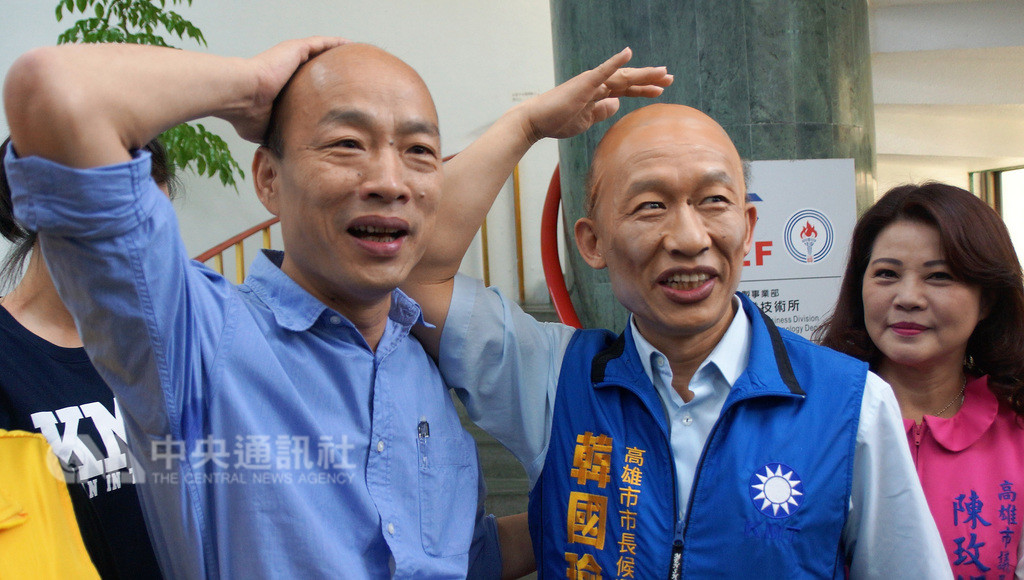 國民黨高雄市長參選人韓國瑜(左)28日參與直播節目「YahooTV市長進行式」,藝人郭子乾(右2)身穿韓國瑜競選背心,頂著大禿頭現身,相似度破表。中央社記者程啟峰高雄攝 107年9月28日
