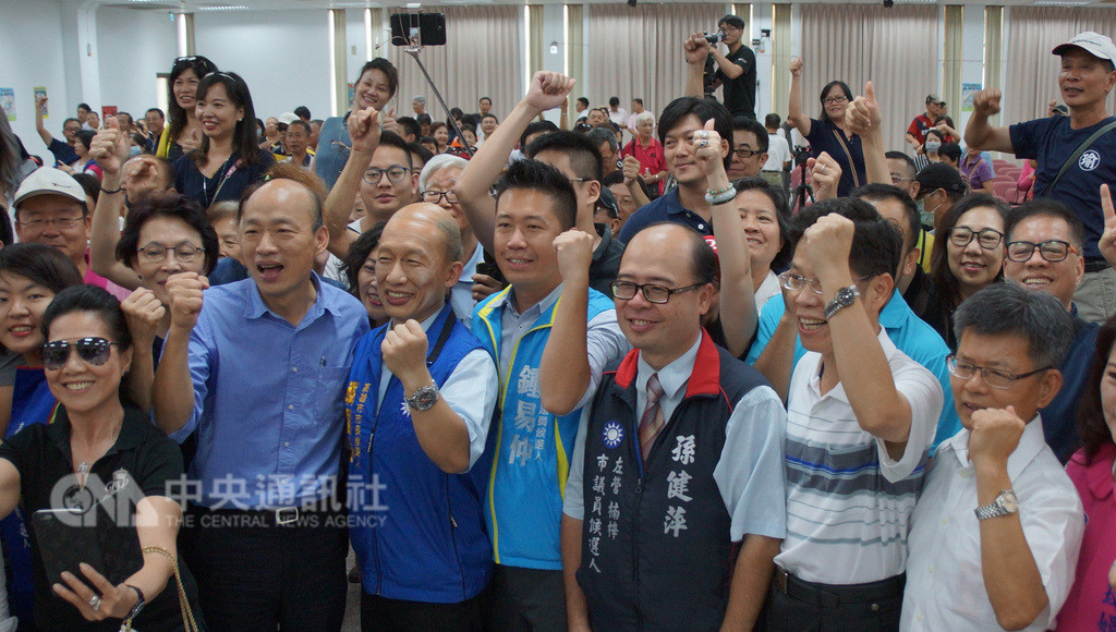 國民黨高雄市長參選人韓國瑜(前左2)28日參與直播節目「YahooTV市長進行式」,藝人郭子乾(前左3)身穿韓國瑜競選背心,頂著大禿頭現身,與韓國瑜等人及現場觀眾開心合影。中央社記者程啟峰高雄攝 107年9月28日