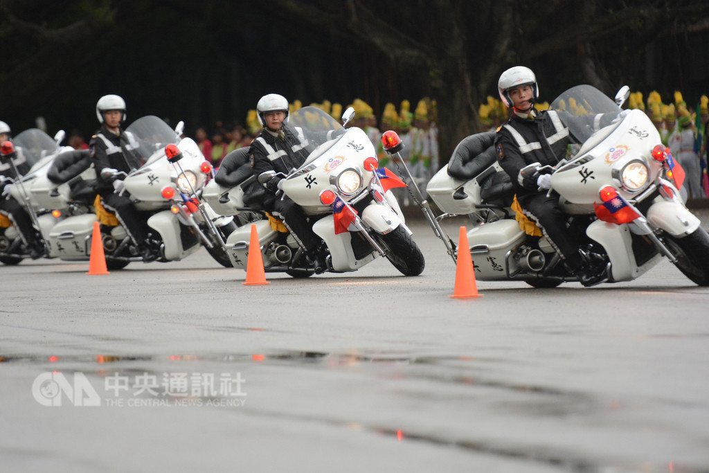 國防部28日在桃園慧敏營區進行國慶參演部隊預演校閱,憲兵指揮部202指揮部快速反應連弟兄騎乘大型重型機車進行各式動態隊形演出,高超技巧獲得熱烈掌聲。中央社記者邱俊欽桃園攝 107年9月28日