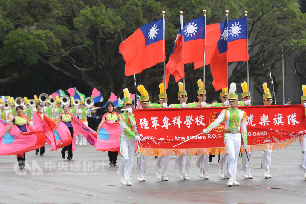國防部28日下午進行國慶參演部隊預演校閱,陸軍專科學校鼓號樂旗隊出動154人,在小號、圓號、大鼓等樂器的組合下,演奏我的未來不是夢,並以聲威浩壯的鼓號樂聲,展現出國軍高昂的鬥志與士氣。中央社記者邱俊欽桃園攝 107年9月28日