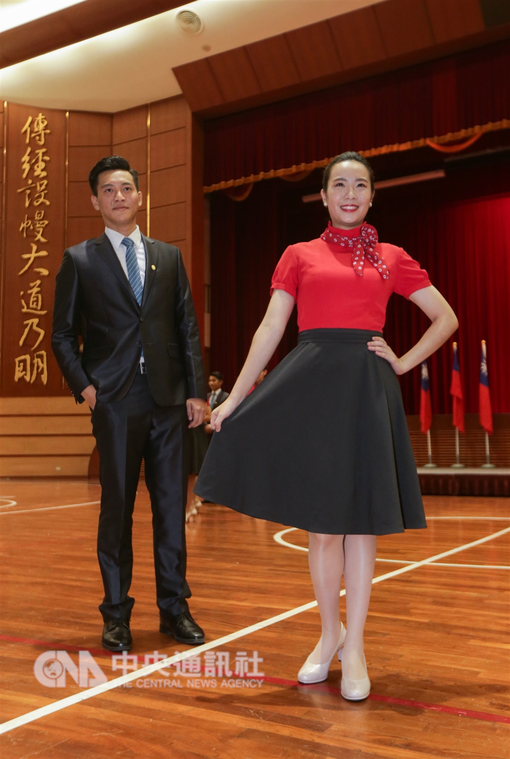 去年銘傳大學國慶親善服務隊禮賓服採用喜氣的紅色,搭配一片式的披領,下半身為鐵灰色小圓裙設計,增加機能性與行動力,展現青春朝氣。(中央社檔案照片)