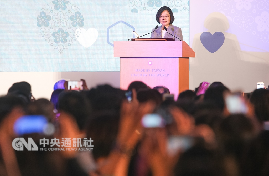 總統蔡英文(圖)27日出席「2020與世界為友,MadebyTaiwan,LovedbytheWorld」活動時表示,台灣未來要與臉書攜手連接全世界,創造品牌能見度和更多創新創業的產業發展契機。中央社記者謝佳璋攝 107年9月27日