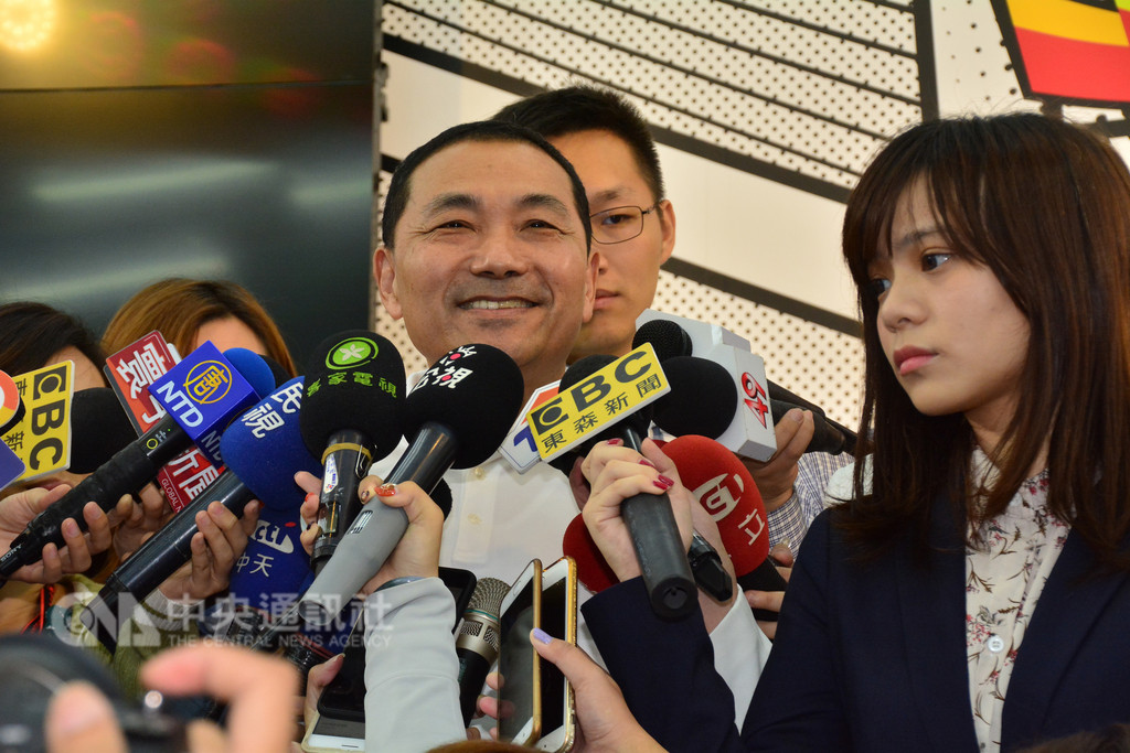 國民黨新北市長參選人侯友宜(中)29日表示,客家族群永遠是他的兄弟,未來更要一起打拚;只要關心客家事務的,就是客家人,更重要的是要關心客家語言、客家文化,這才是一個首長要做的高度。中央社記者黃旭昇新北市攝 107年9月29日