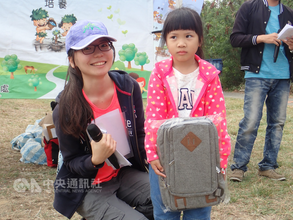 屏東林區管理處女性森林護管員戴于琪(左)29日應邀分享工作點滴,她說為了巡山必須學會騎打檔車,這是之前沒有的特殊經驗,而森林巡護工作有時也需接觸不同人群,需要不同應對方式,讓她在耐心和表達能力上成長許多。(林務局提供)中央社記者余曉涵傳真 107年9月29日