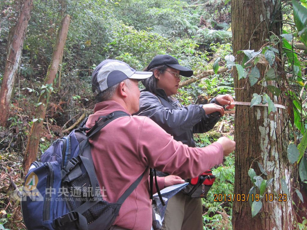 東勢林區管理處女性森林護管員賴秀芬(後)曾因八仙山事業區森林大火,歷經3天2夜不眠不休救災才換班休息,現在更是全台唯一一名女性森林機動救火隊長。(林務局提供)中央社記者余曉涵傳真 107年9月29日