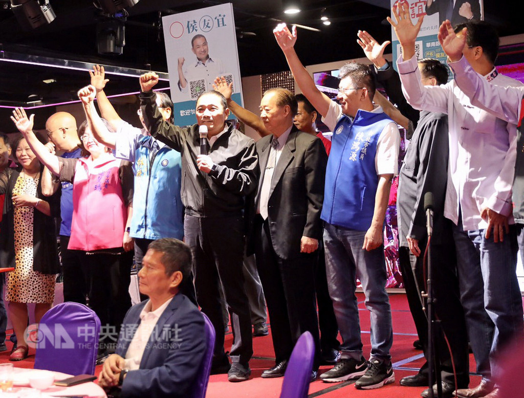 國民黨新北市長參選人侯友宜(持麥克風者)29日在永和區參加新北市客家人協會會員大會,承諾若當選會更努力推動客家傳統文化,透過客語推行委員會和市府教育局,加強國中小學客語教學。(侯友宜競選辦公室提供)中央社記者黃旭昇新北市傳真 107年9月29日