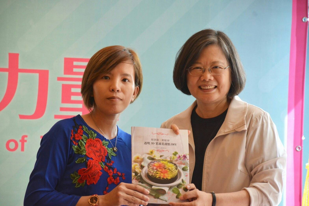兼任民進黨主席的總統蔡英文(右)23日中午在宜蘭與新住民一同餐敘,新住民介紹她們所精心製作的東南亞美食。(民進黨提供)中央社記者呂欣憓傳真 107年9月23日