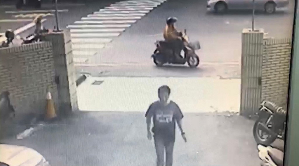 成大醫院28日發生殺人案,林姓男技術師在開刀房持刀行凶,犯案後從醫院步行到派出所投案。(翻攝照片)中央社記者張榮祥台南傳真 107年9月28日