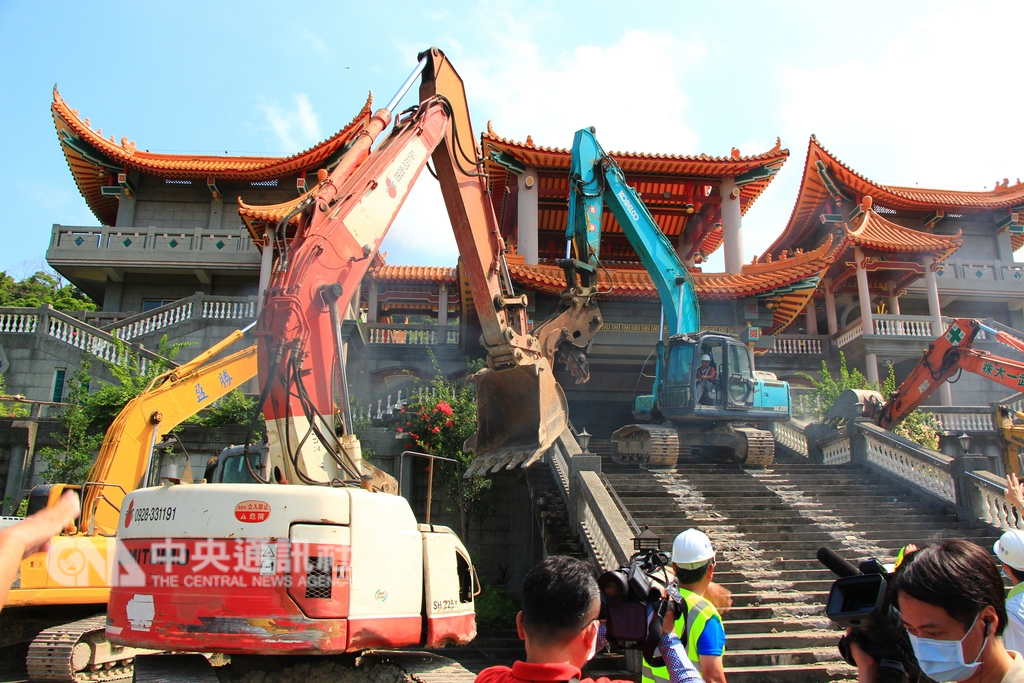 彰化縣政府26日展開彰化縣二水鄉碧雲禪寺約1694坪違建拆除作業,14部機具同時拆除正殿違建物到後殿左右廂房,彰縣府表示,將花一週拆除。中央社記者蘇木春攝107年9月26日