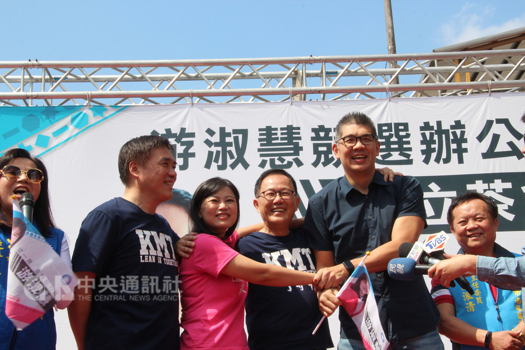 中國國民黨台北市長參選人丁守中(右3)30日和黨籍中央委員連勝文(右2)同台,兩人握手、相擁,丁守中還高喊要將台北市都更處改為都更局,讓一條鞭服務加快北市都更速度。中央社記者黃麗芸攝 107年9月30日