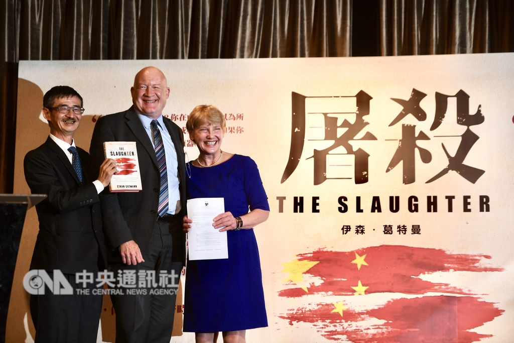 書籍「屠殺」(TheSlaughter)的作者伊森.葛特曼(EthanGutmann)(中)2日下午在台北舉行國際記者會,蝴蝶蘭文創負責人吳祥輝(左)也出席與會。中央社記者孫仲達攝 107年10月2日