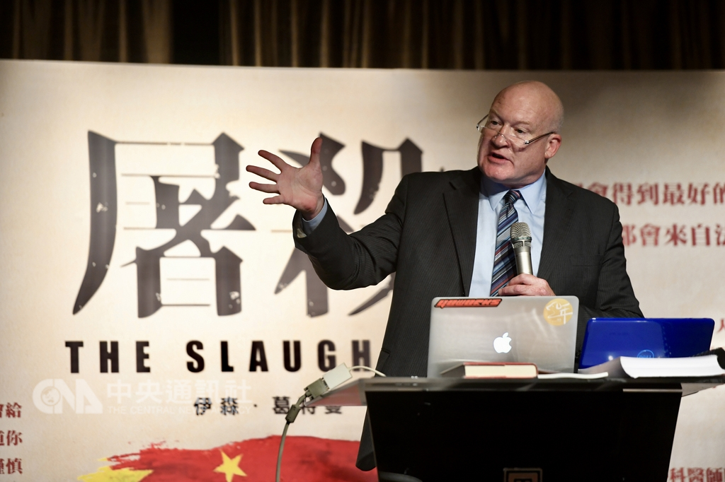 書籍「屠殺」(TheSlaughter)的作者伊森.葛特曼(EthanGutmann)1日抵台,2日下午在台北舉行國際記者會。中央社記者孫仲達攝 107年10月2日