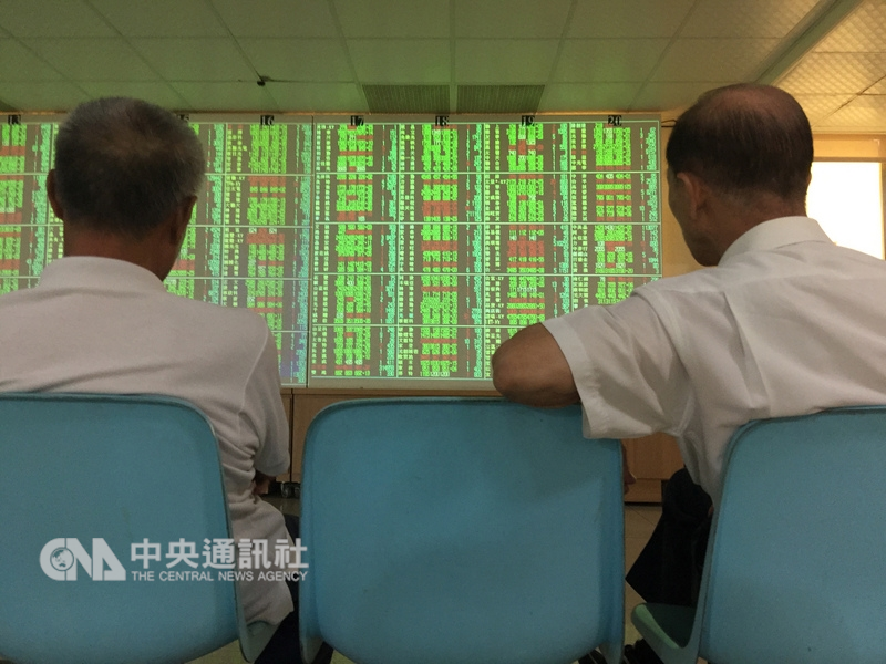 台北股市2日開低走低,收盤大跌132.17點,為10919.63點,跌幅1.2%。(中央社檔案照片)