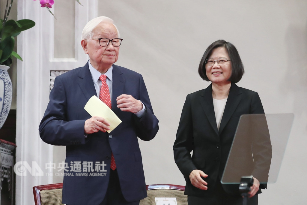 總統蔡英文(右)3日上午在總統府召開記者會宣布,由台積電創辦人張忠謀(左)擔任今年亞太經合會(APEC)領袖代表。中央社記者吳翊寧攝 107年10月3日