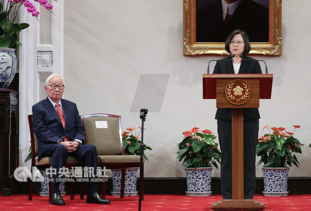 今年亞太經合會(APEC)經濟領袖會議將在11月12日至18日於巴布亞紐幾內亞登場,總統蔡英文(右)3日在總統府宣布,由台積電創辦人張忠謀(左)擔任今年的APEC領袖代表。中央社記者吳翊寧攝 107年10月3日
