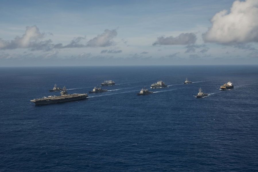 CNN報導,美國海軍正草擬一份機密提案,計劃在11月「秀肌肉」,派遣軍艦通過南海及台灣海峽,以警告中國。圖為美軍9月在西太平洋舉行軍演。(圖取自美國太平洋艦隊推特twitter.com/uspacificfleet)