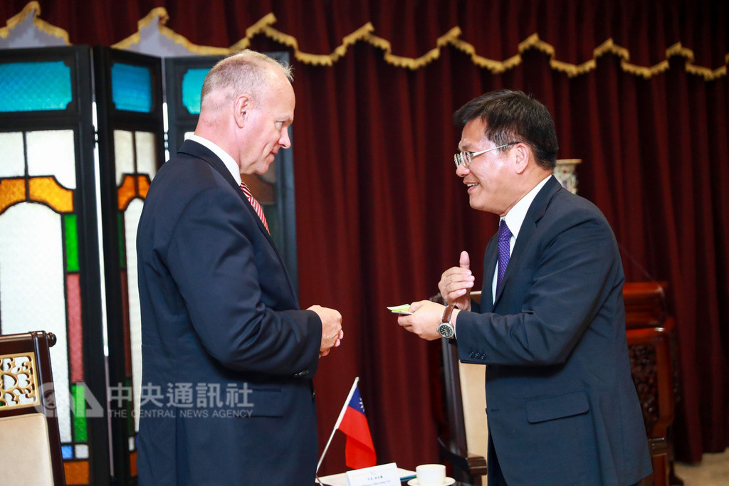 美國懷俄明州長米麥特(Matt Mead)(左)率團訪台,4日拜會台中市長林佳龍(右),雙方針對舊城區整治、綠色能源、都市人口遷移等議題進行交流。(市府提供)中央社記者郝雪卿傳真 107年10月5日