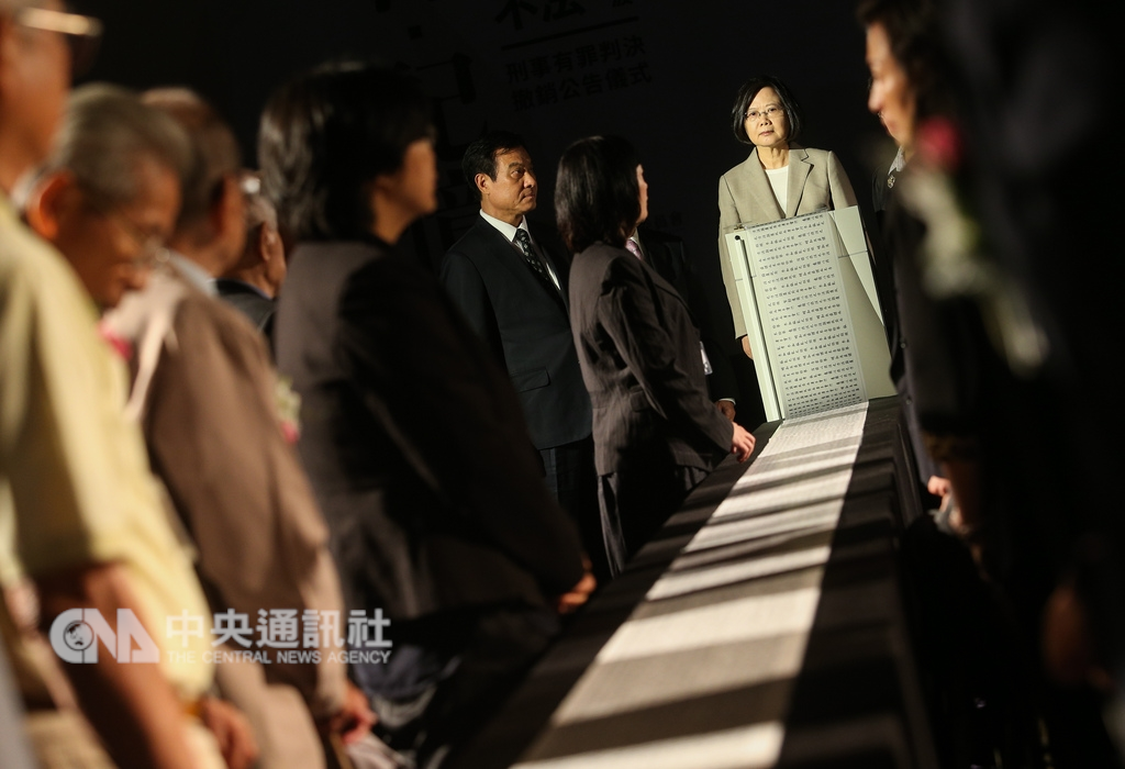 總統蔡英文(後右)5日出席「反省記憶-平復司法不法之第一波刑事有罪判決撤銷公告儀式」,啟動儀式按鈕,讓象徵判決書的紙頁裂碎,代表判決已被撤銷。中央社記者謝佳璋攝107年10月5日