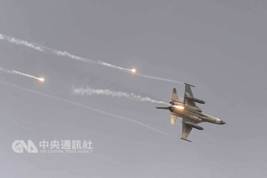 美國軍力指數報告指出,中國從未放棄武力犯台,隨著共軍現代化,中國對台採取軍事行動的能力正在升高。圖為國軍漢光34號演習,模擬國軍對進犯的共軍進行轟炸。(中央社檔案照片)