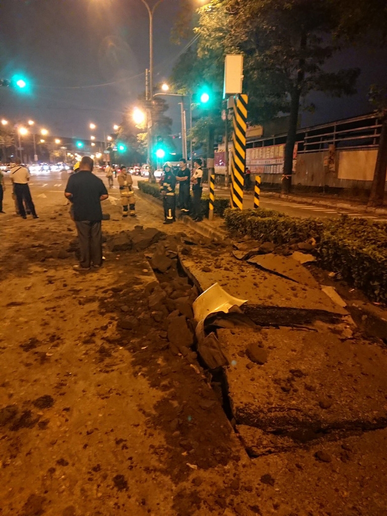 高雄市楠梓區高楠公路、水管路口一帶9日晚間疑發生海放管爆裂意外,現場造成一處路坑,警方已封鎖部分路段,幸無人受波及。(民眾提供)中央社記者王淑芬傳真 107年10月9日