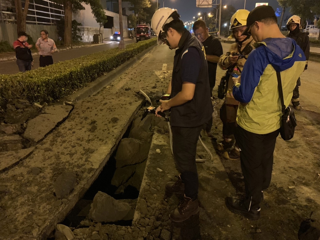 高雄市楠梓區高楠公路、水管路口一帶9日晚間疑發生海放管爆裂意外,幸無人受波及,環保局派員到現場量測無可燃性氣體,初步判斷非工業、石油或瓦斯管線。(民眾提供)中央社記者王淑芬傳真 107年10月9日
