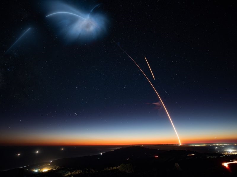 太空探索科技公司將搭載一枚阿根廷地球觀測衛星的火箭從加州中央海岸發射升空時,夜晚星空出現奇幻光影。(圖取自SpaceX推特網頁twitter.com/SpaceX)
