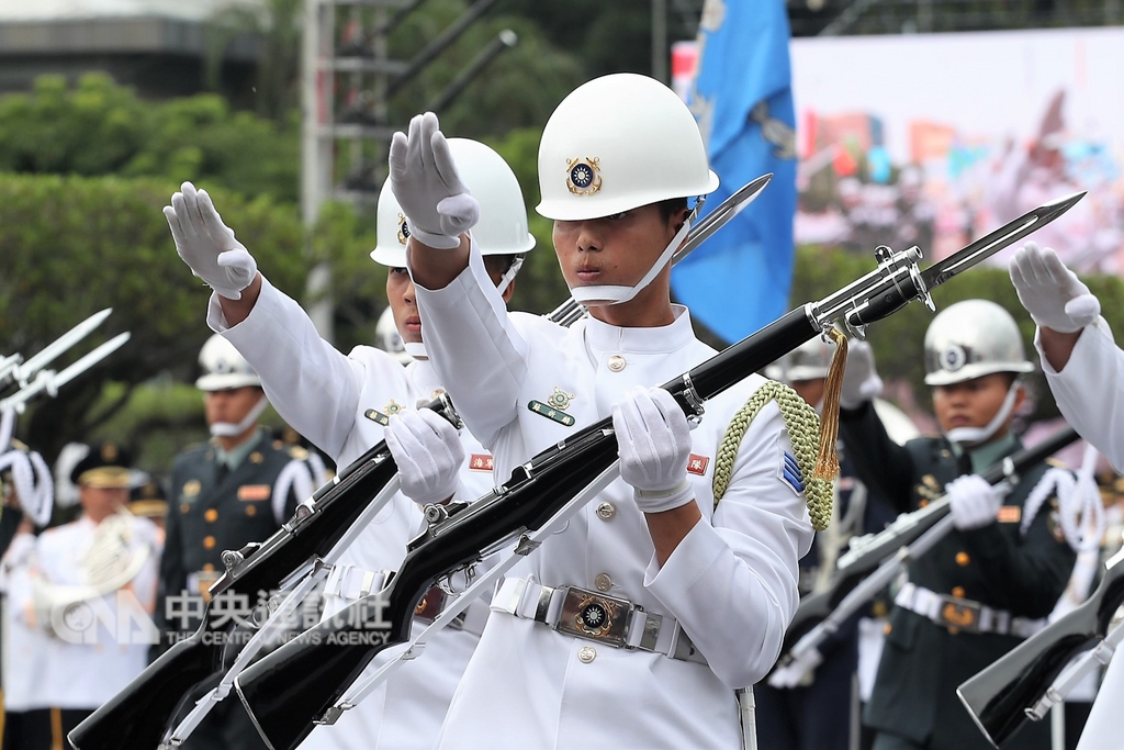中華民國中樞暨各界慶祝107年國慶大會10日在總統府前廣場舉行,三軍樂儀隊帶來花式操槍演出,赴美參賽得獎的海軍上兵蘇祈麟(前)也在隊伍當中。中央社記者吳翊寧攝 107年10月10日