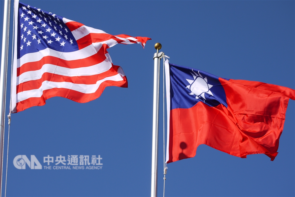 英國「金融時報」報導,台灣政府正試著強化與美、英等具影響力民主國家的關係。圖為中華民國及美國國旗。(中央社檔案照片)