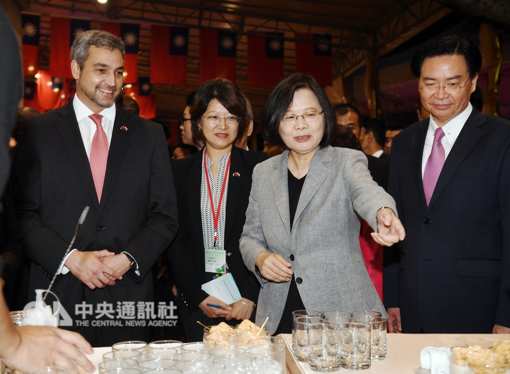 總統蔡英文(右2)10日晚間在台北賓館出席中華民國107年國慶酒會,向友邦巴拉圭共和國總統阿布鐸(左)介紹台灣美食。右為外交部長吳釗燮。中央社記者施宗暉攝 107年10月10日