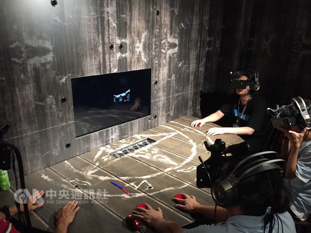 南瓜虛擬科技首創的VR互動式電影「禁忌」是一款多人連線恐怖遊戲,搭配210度超廣視角、高畫質頭戴顯示器,打造出更具臨場感的虛擬實境,並提供中英日韓等多國語言版本可供玩家選擇。(經發局提供)中央社記者王淑芬傳真 107年10月11日