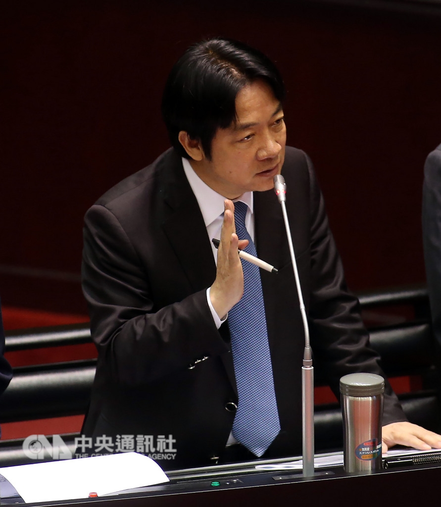 經濟部長沈榮津12在立法院表示,觀塘天然氣第三接收站在完工後,可取代深澳電廠的機組發電量,決定停止興建深澳電廠。行政院長賴清德(中)說,同意經濟部的決定,停止興建深澳電廠。中央社記者鄭傑文攝 107年10月12日