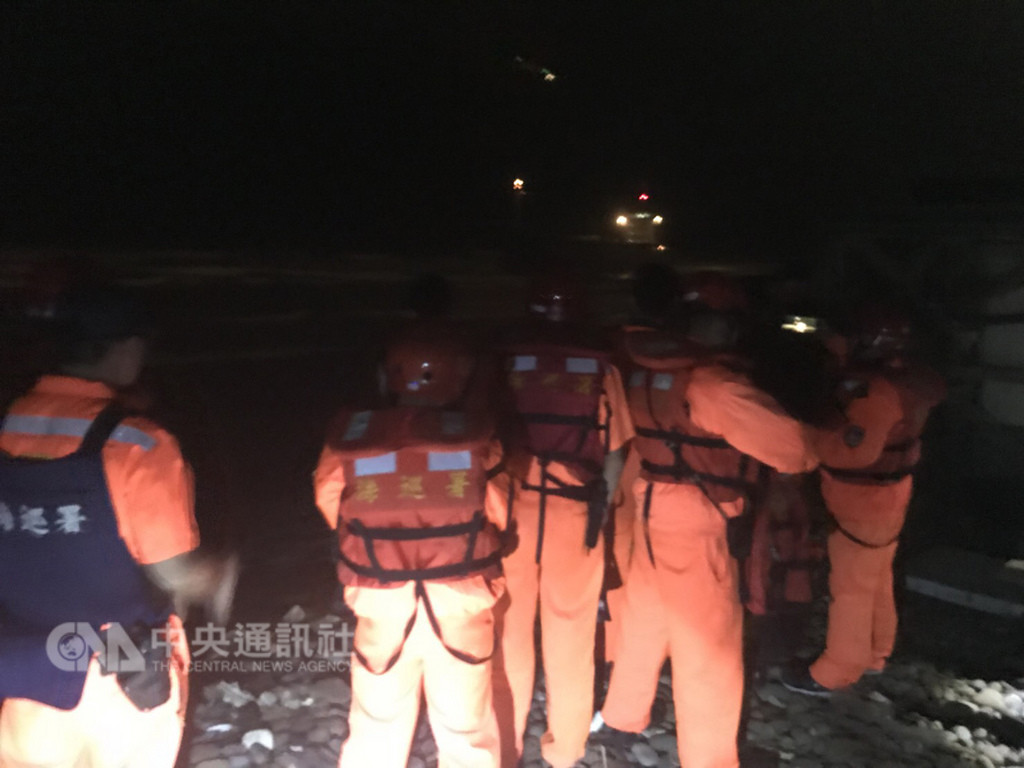 宏都拉斯國籍「ZHEN-FENG」振豐雜貨輪11日晚間在桃園竹圍外海擱淺,船長發現船體機艙嚴重進水,有傾覆危險,立刻宣布棄船,海巡署獲報後啟動救援,並調派搜救直升機,平安救離船上12名船員。(海巡署提供)中央社記者邱俊欽桃園傳真 107年10月12日
