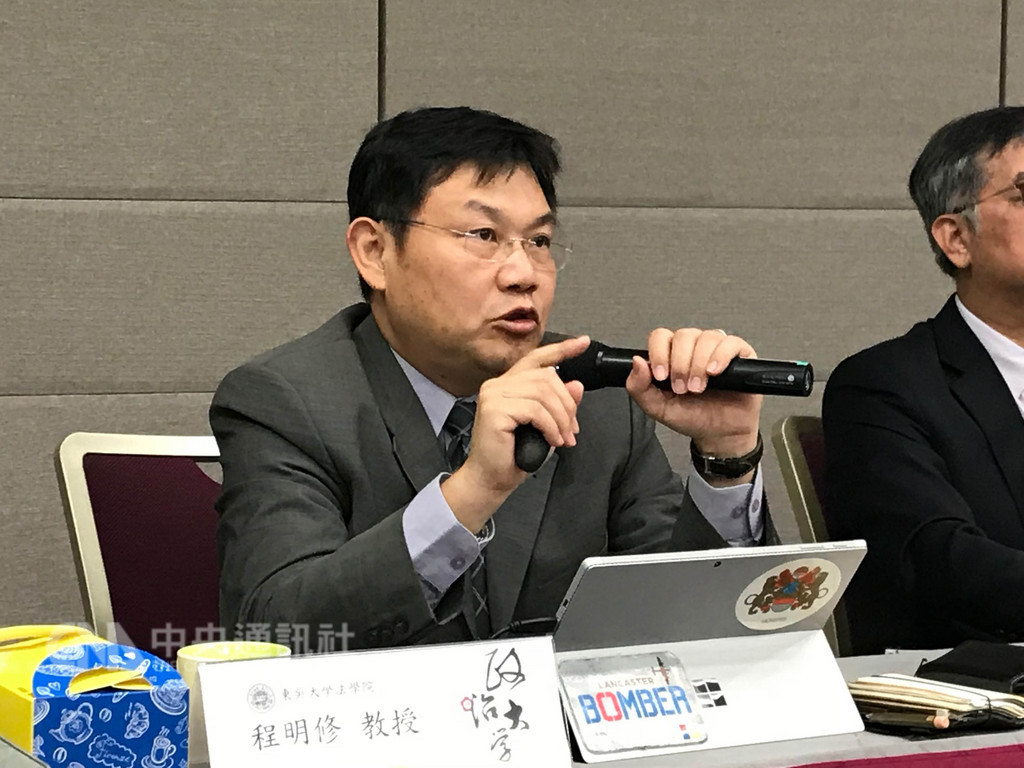 時代力量立院黨團及部分民團近期要求,對申領大陸台灣居民居住證者除籍。學者程明修今天表示,政府若取消申領者台灣戶籍,恐讓申領者成為「兩岸戶籍人球」。中央社記者繆宗翰攝 107年10月12日