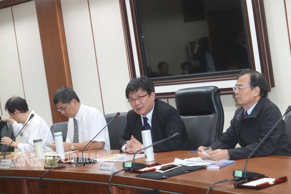 經濟部次長曾文生(右2)、台電總經理鍾炳利(右)、能源局副局長李君禮(左2)12日下午在經濟部舉辦記者會,針對深澳電廠議題向媒體說明。中央社記者吳家昇攝 107年10月12日